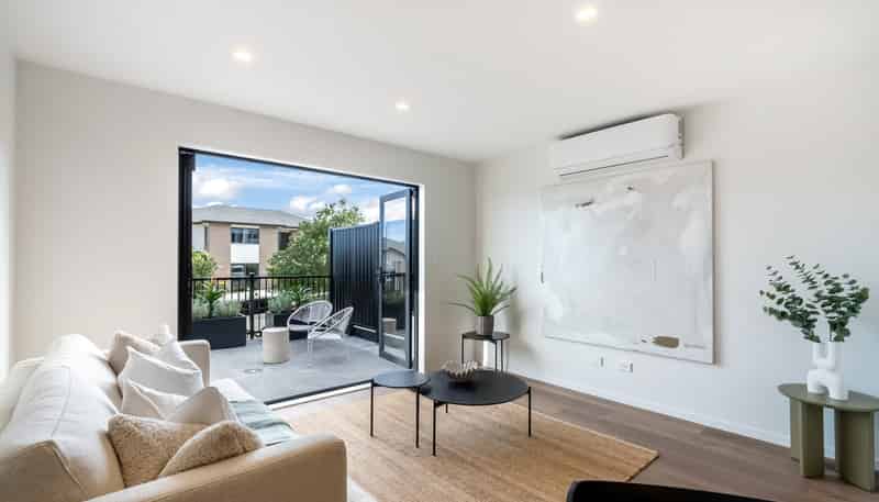 8/4 Ngaroma House Drive, Hobsonville