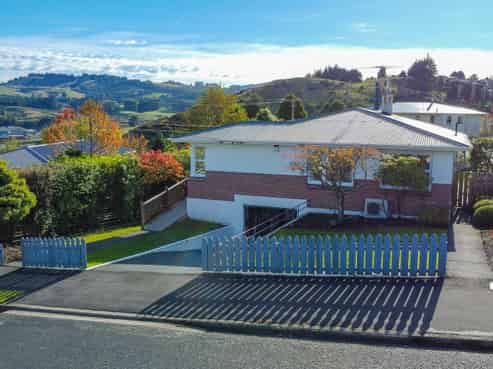 16 Bell Crescent, Concord