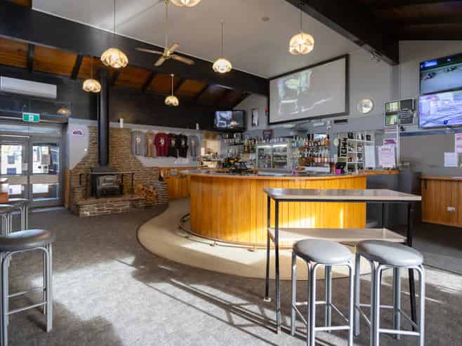 THE GOLDEN FLEECE HOTEL & MOTEL