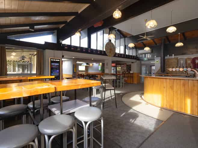 THE GOLDEN FLEECE HOTEL & MOTEL