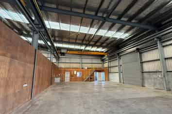 Tidy workshop with gantry in prime location