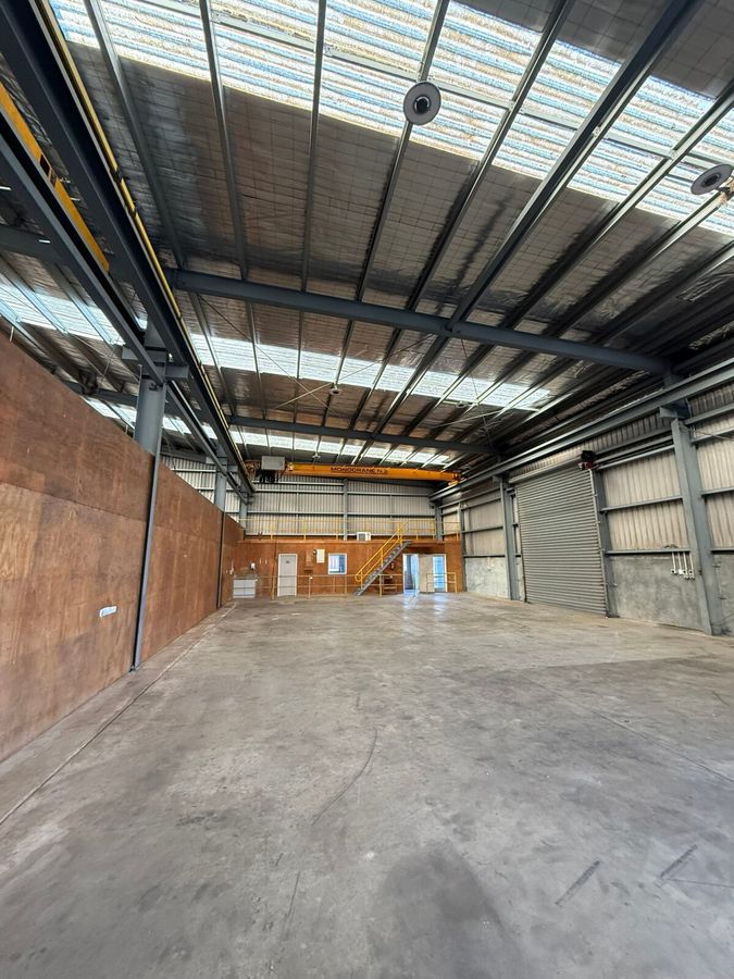 Tidy workshop with gantry in prime location - Vista 3