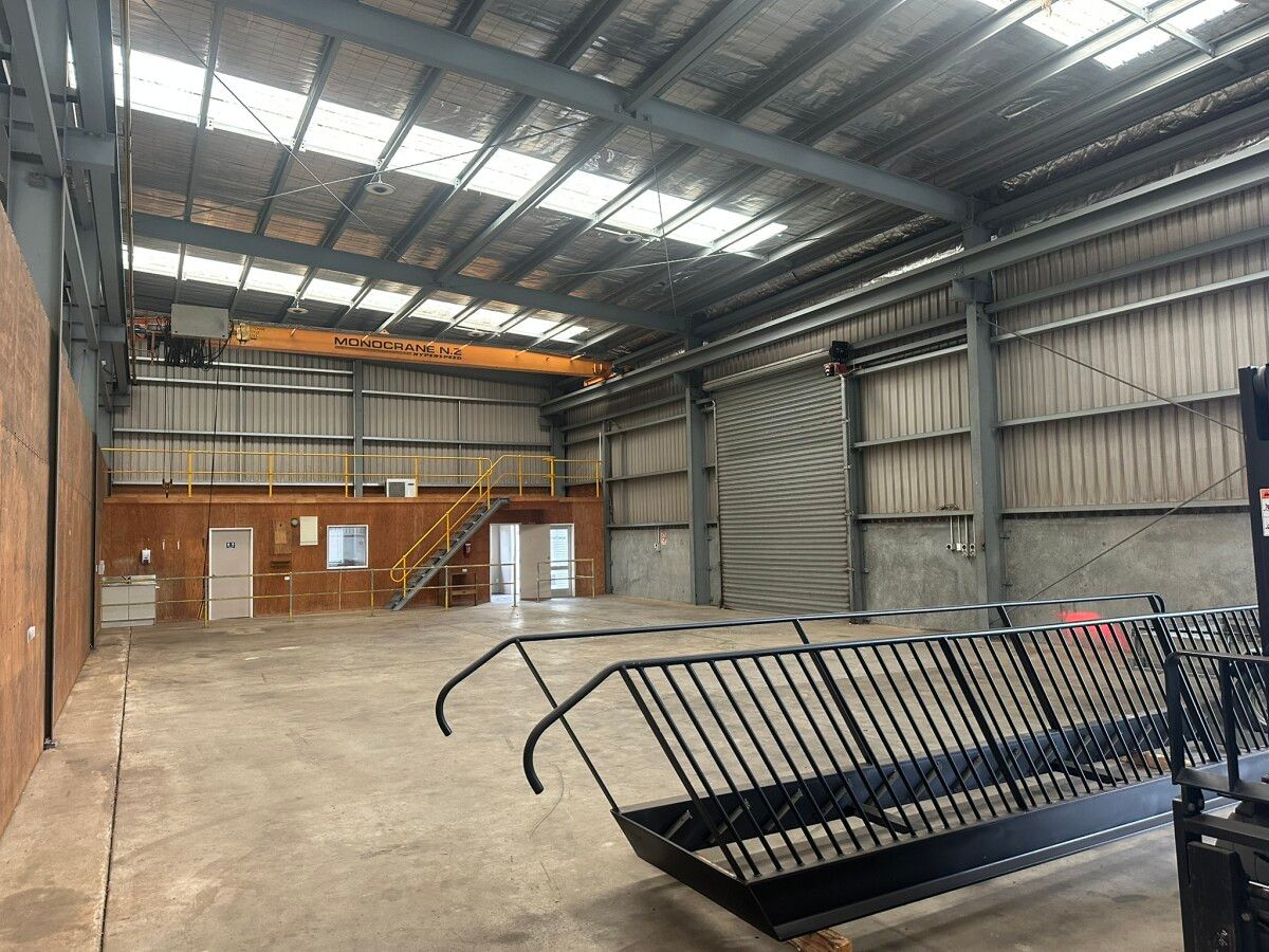 Tidy workshop with gantry in prime location - Més