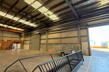 Tidy workshop with gantry in prime location
