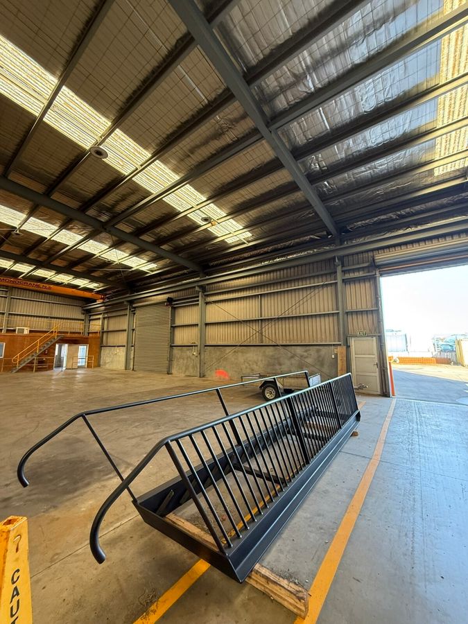 Tidy workshop with gantry in prime location - Vista 4
