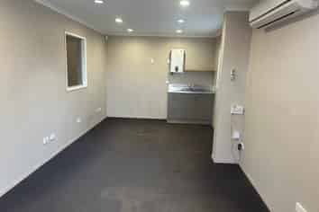 Tidy workshop with gantry in prime location