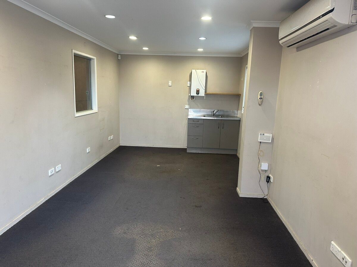Tidy workshop with gantry in prime location - Vista 6