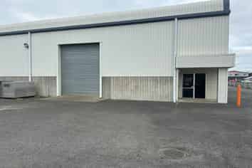 Tidy workshop with gantry in prime location