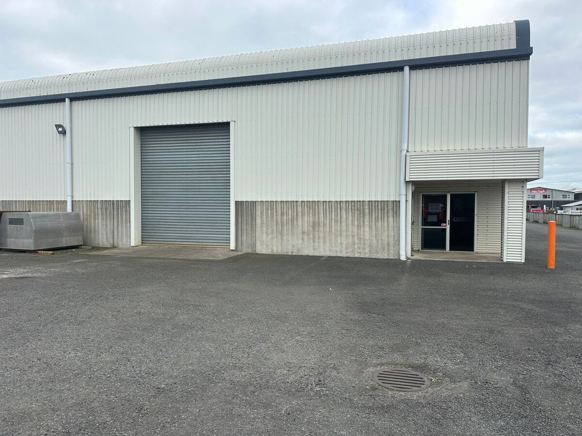 Tidy workshop with gantry in prime location - Vista 2