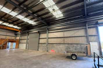 Tidy workshop with gantry in prime location
