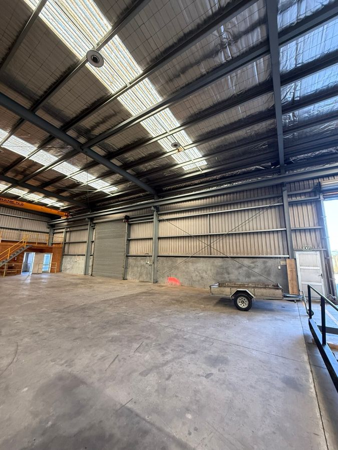 Tidy workshop with gantry in prime location - Vista 5