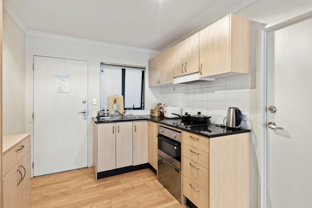 Affordable Freehold Apartment in Newmarket's Heart - Więcej