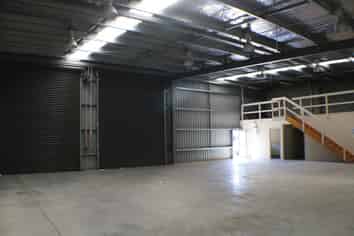 MODERN HIGH STUD INDUSTRIAL WORKSHOP