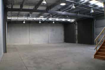 MODERN HIGH STUD INDUSTRIAL WORKSHOP
