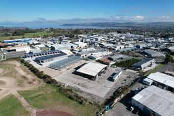 Industrial Warehouse with Offices & c.4,000m² Yard