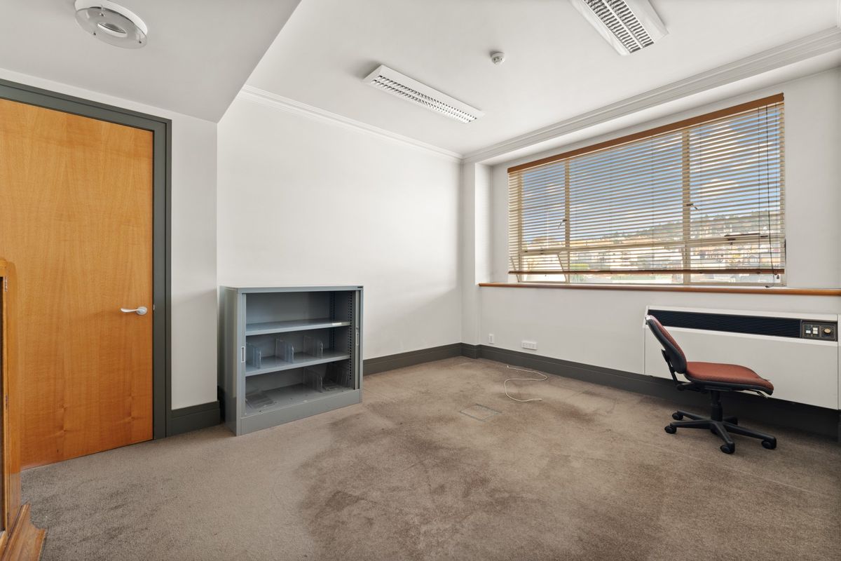 Spacious Capitol Building office suite - Mehr
