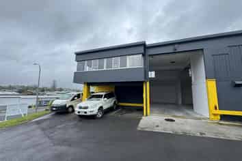 Modern Howick Industrial Unit – High Stud & Access!