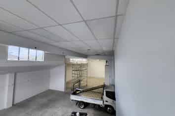 Modern Howick Industrial Unit – High Stud & Access!