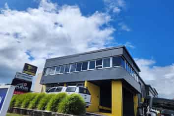 Modern Howick Industrial Unit – High Stud & Access!