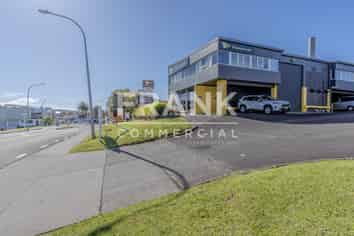 Modern Howick Industrial Unit – High Stud & Access!