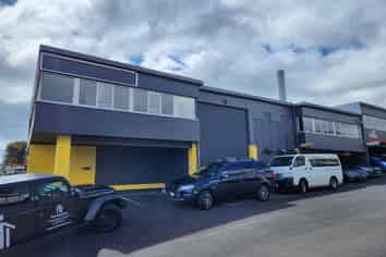 Modern Howick Industrial Unit – High Stud & Access!