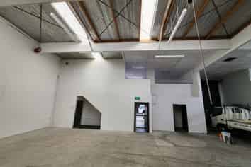 Modern Howick Industrial Unit – High Stud & Access!