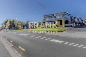 Modern Howick Industrial Unit – High Stud & Access!