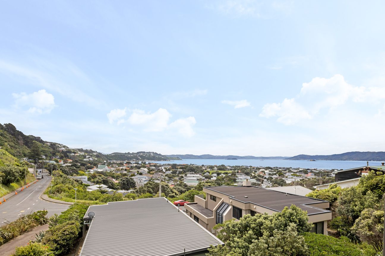 MODERN COASTAL RETREAT WITH PANORAMIC SEA VIEWS - Vista 2