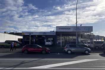 Workshop with generous parking and signage
