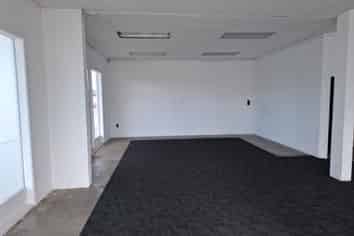 AFFORDABLE TIDY ROAD FRONT SHOP