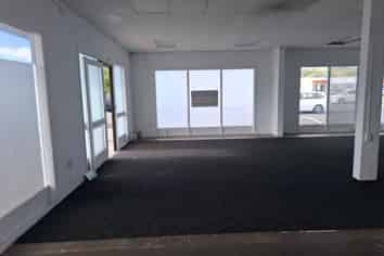 AFFORDABLE TIDY ROAD FRONT SHOP