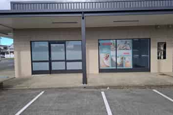 AFFORDABLE TIDY ROAD FRONT SHOP