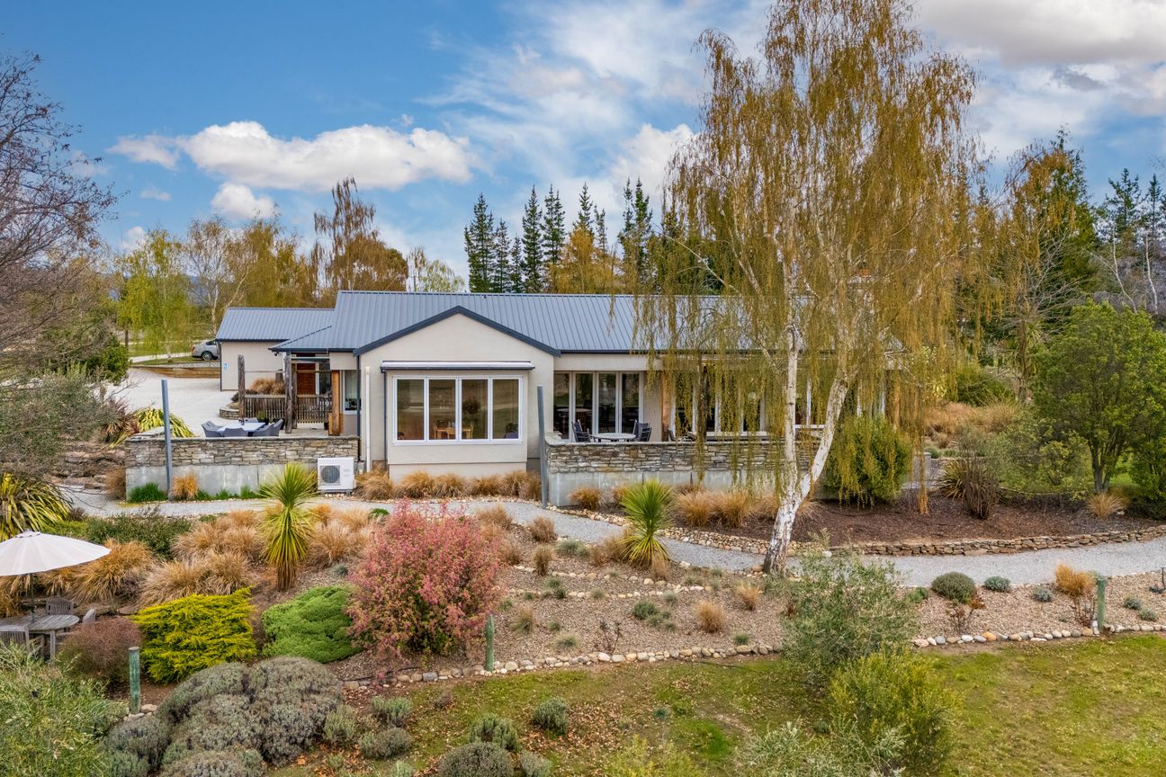 Lifestyle Retreat with Income & Charm - Flere