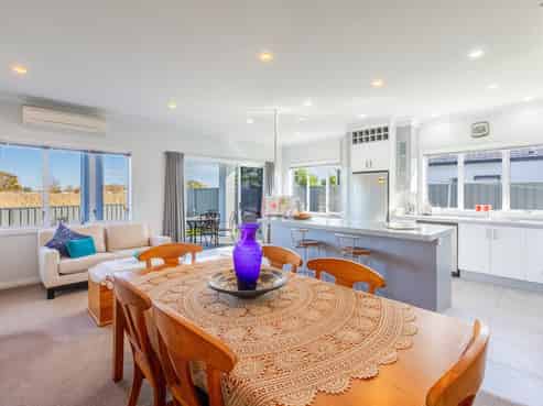 32 Heynes Place, Clive