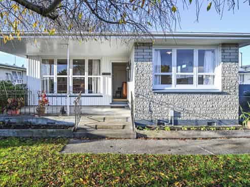 215 Sunnybank Crescent, Camberley