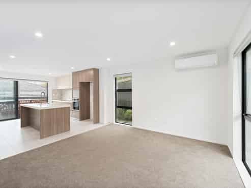 18/106 Triangle Road, Massey