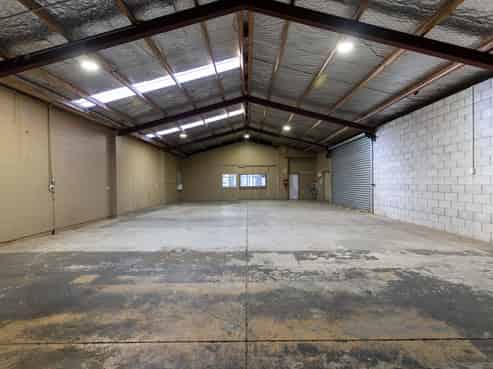 Prime high-exposure warehouse and showroom