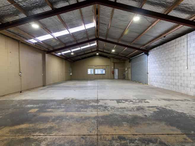 Prime high-exposure warehouse and showroom