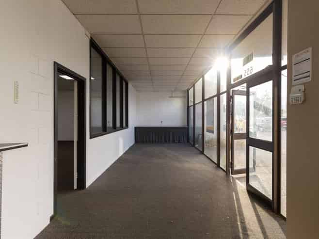 Prime high-exposure warehouse and showroom