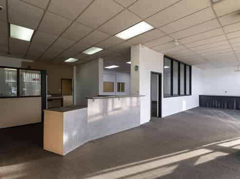 Prime high-exposure warehouse and showroom