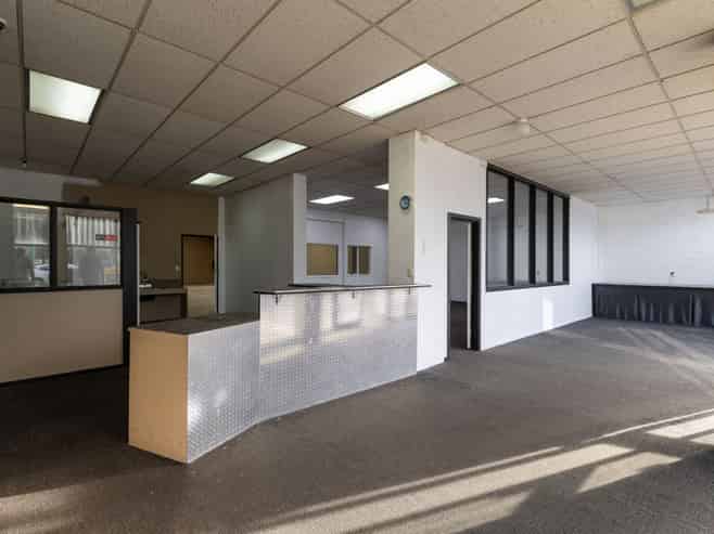 Prime high-exposure warehouse and showroom