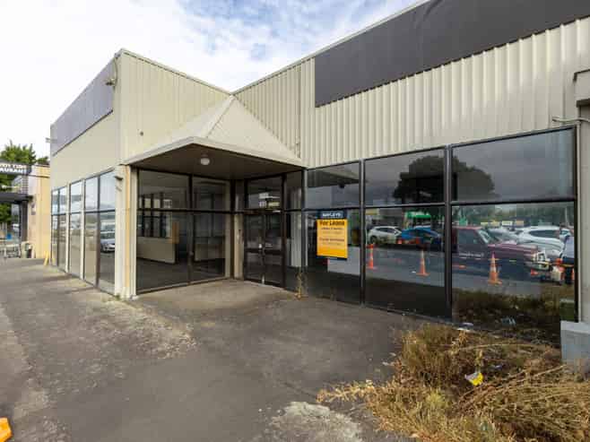 Prime high-exposure warehouse and showroom