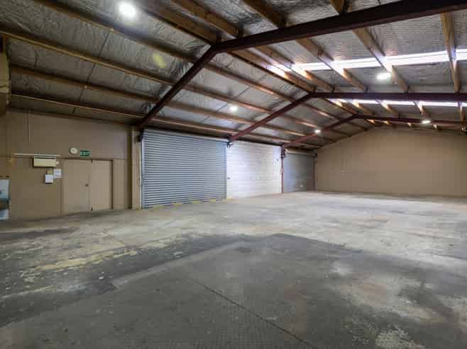 Prime high-exposure warehouse and showroom