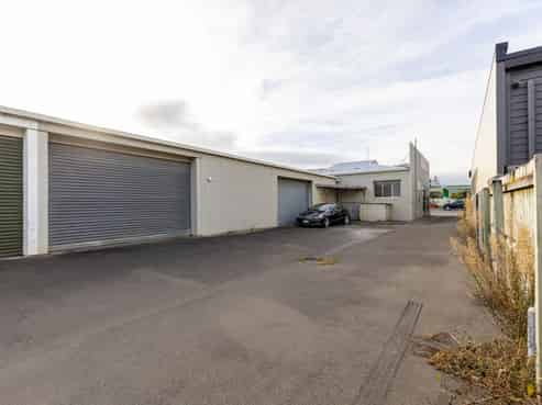 Prime high-exposure warehouse and showroom
