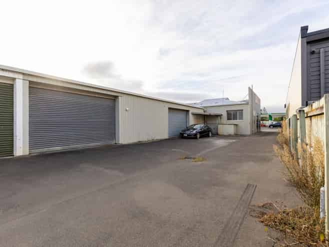 Prime high-exposure warehouse and showroom