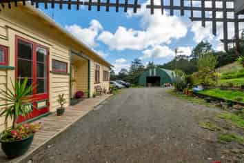 1262 East Coast Road, Redvale