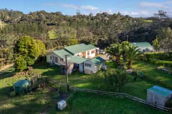 1262 East Coast Road, Redvale