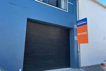 Showroom & Warehouse – Visibility Meets Function