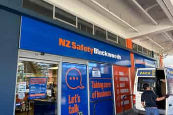 Showroom & Warehouse – Visibility Meets Function