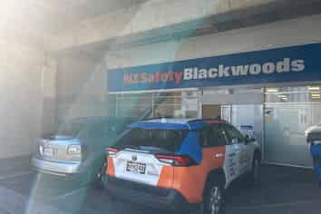 Showroom & Warehouse – Visibility Meets Function